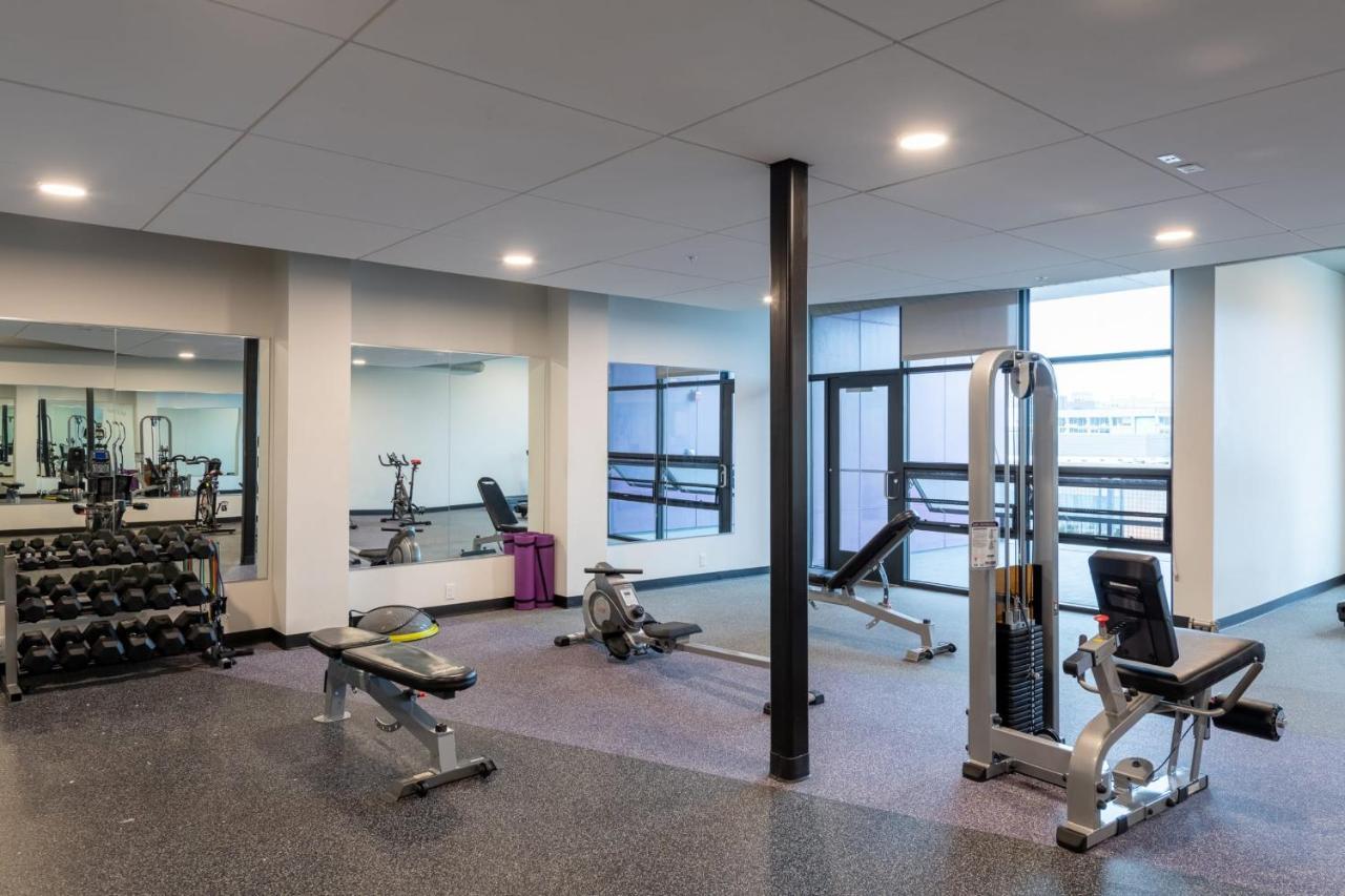 Modern 1Br Apt With Skywalk To Fiserv, Rooftop, And Parking Milwaukee Bagian luar foto