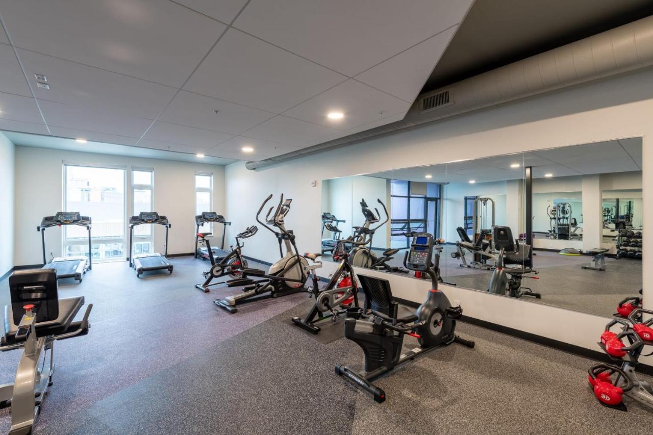 Modern 1Br Apt With Skywalk To Fiserv, Rooftop, And Parking Milwaukee Bagian luar foto