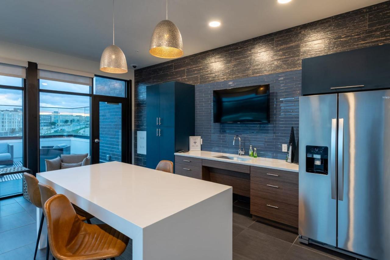 Modern 1Br Apt With Skywalk To Fiserv, Rooftop, And Parking Milwaukee Bagian luar foto
