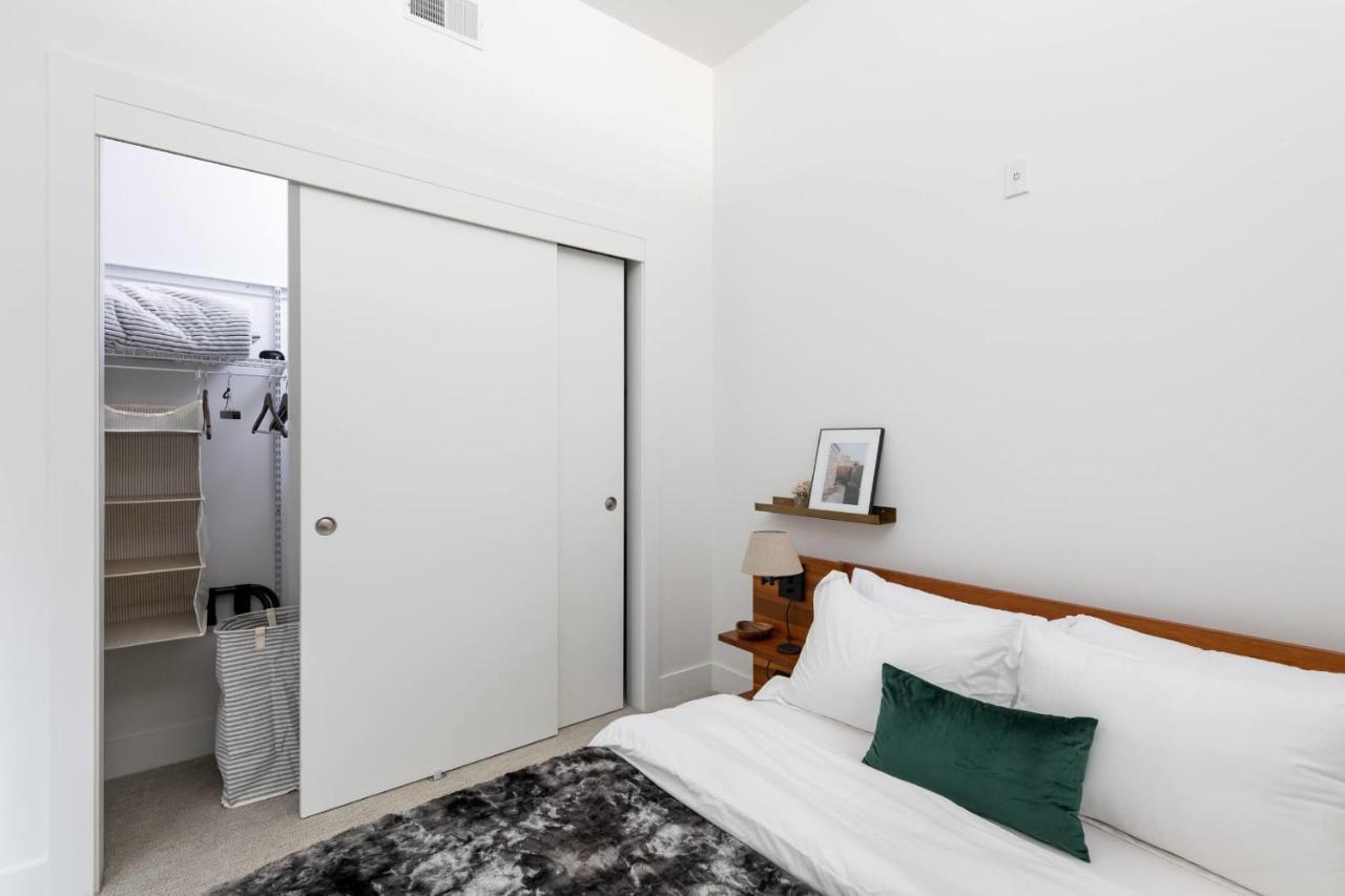Modern 1Br Apt With Skywalk To Fiserv, Rooftop, And Parking Milwaukee Bagian luar foto